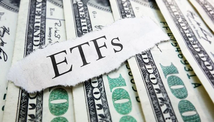 Cédulas de dólar com a identificação ETFs